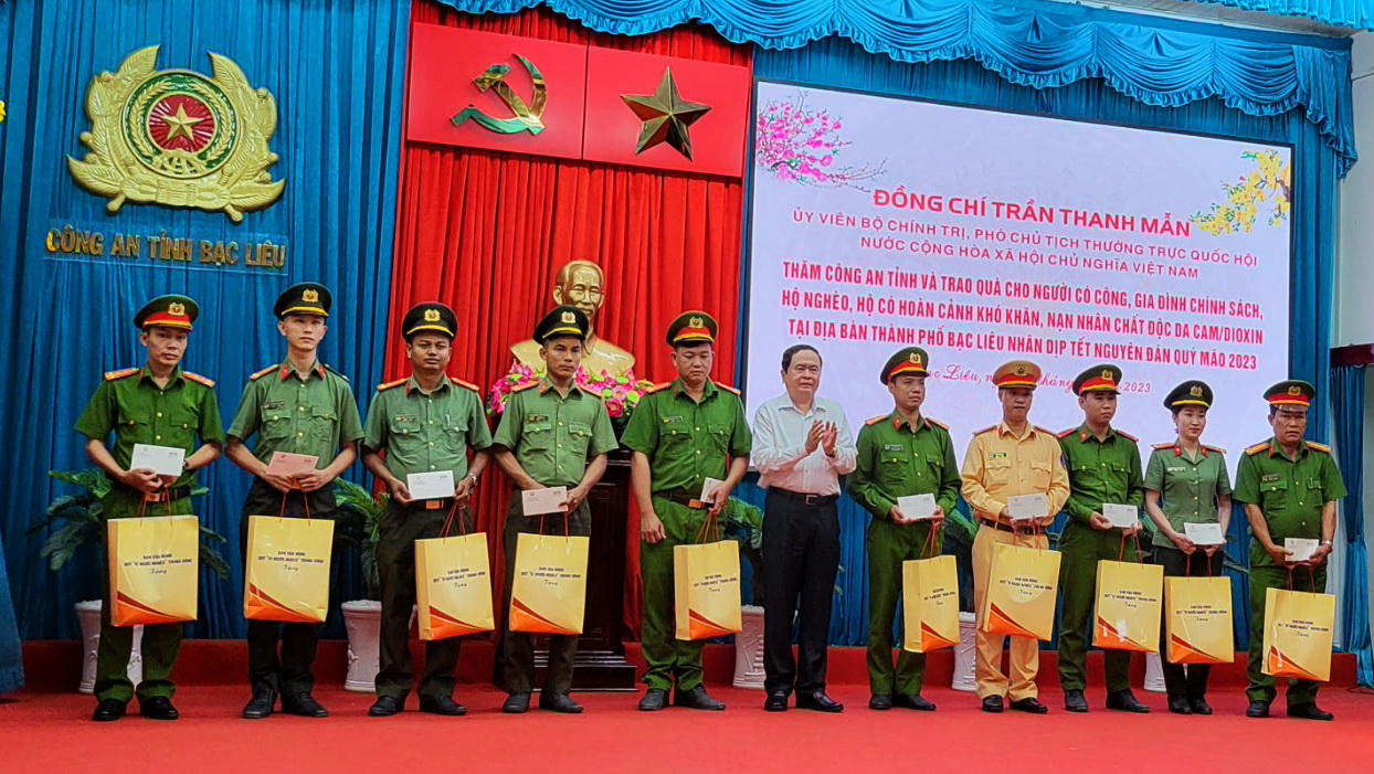 Phó Chủ tịch Thường trực Quốc hội thăm, tặng quà Tết tại Bạc Liêu và Sóc Trăng