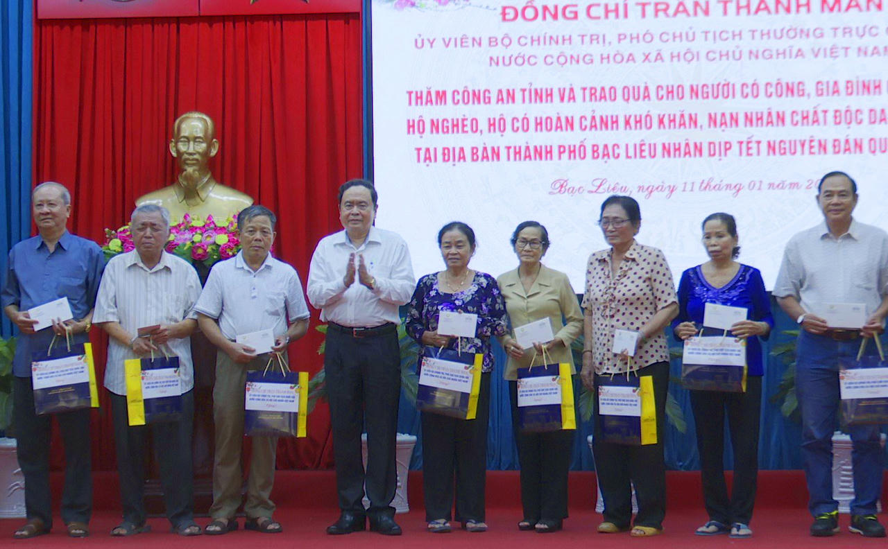 Phó Chủ tịch Thường trực Quốc hội thăm, tặng quà Tết tại Bạc Liêu và Sóc Trăng