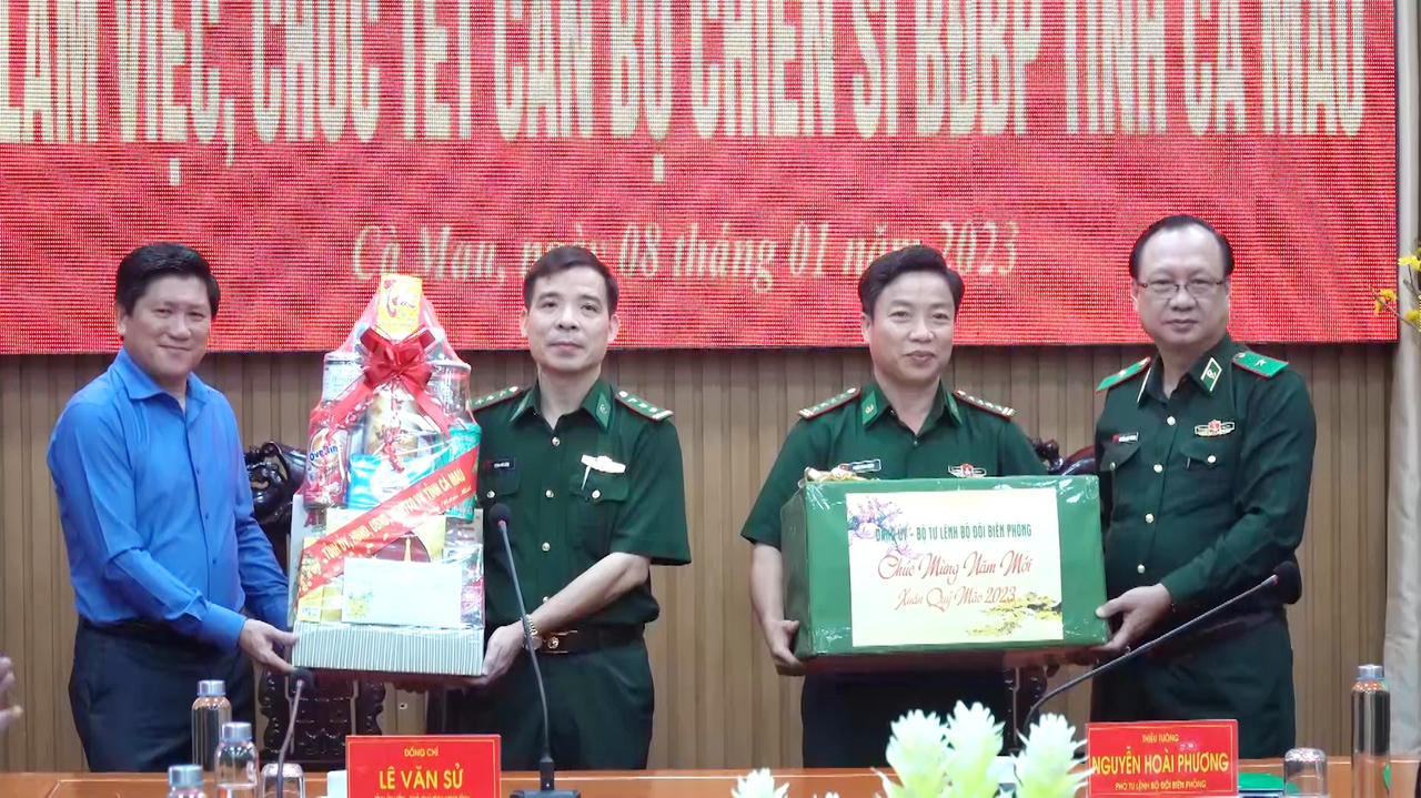 Mang Tết đến cho cán bộ, chiến sĩ và người dân ở Cà Mau