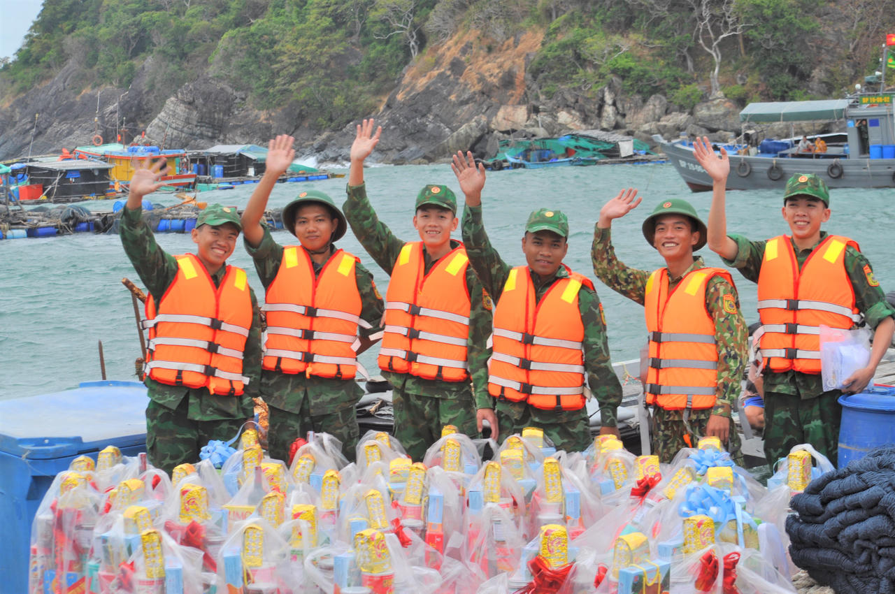 Mang Tết đến cho cán bộ, chiến sĩ và người dân ở Cà Mau