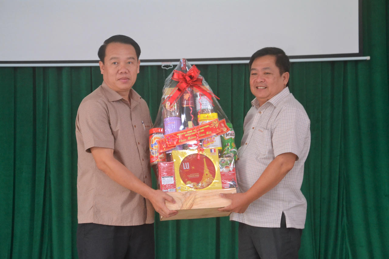 Mang Tết đến cho cán bộ, chiến sĩ và người dân ở Cà Mau