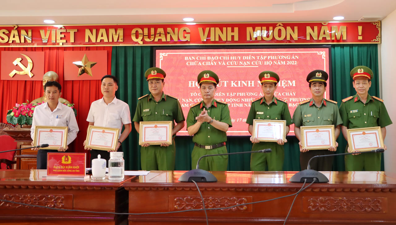 Công an Bạc Liêu trao thưởng các tập thể, cá nhân có thành tích trong diễn tập PCCC