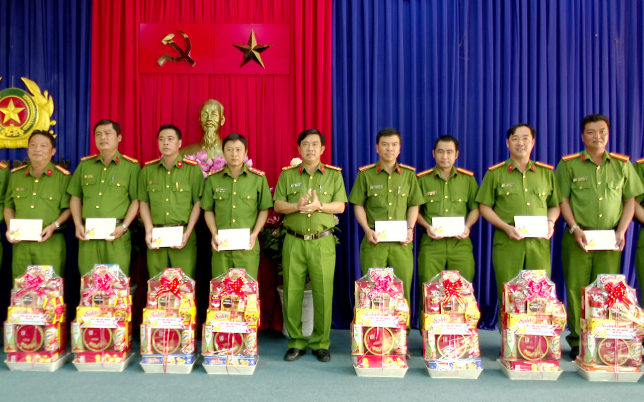 Công an Bạc Liêu trao thưởng các tập thể, cá nhân có thành tích trong diễn tập PCCC