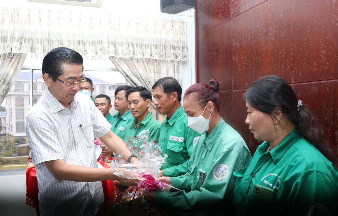 Phó Trưởng Ban Thường trực Ban Nội chính Trung ương tặng quà cho công nhân, lao động khó khăn ở Bạc Liêu