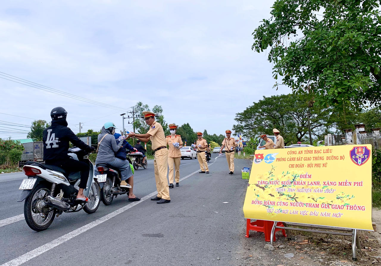 Cảnh sát giao thông Bạc Liêu tặng nước suối, khăn lạnh, xăng miễn phí cho người dân lưu thông