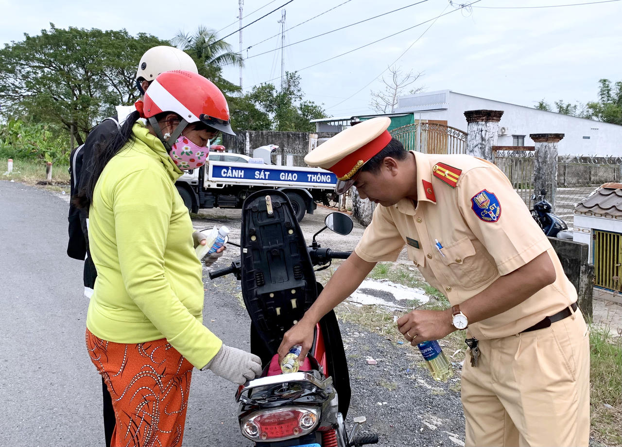 Cảnh sát giao thông Bạc Liêu tặng nước suối, khăn lạnh, xăng miễn phí cho người dân lưu thông
