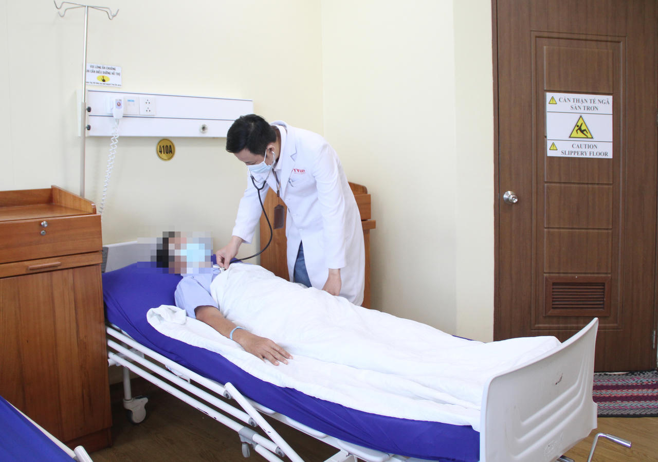 Cứu bệnh nhân ngã xe bị cây đâm rất sâu vùng cổ 