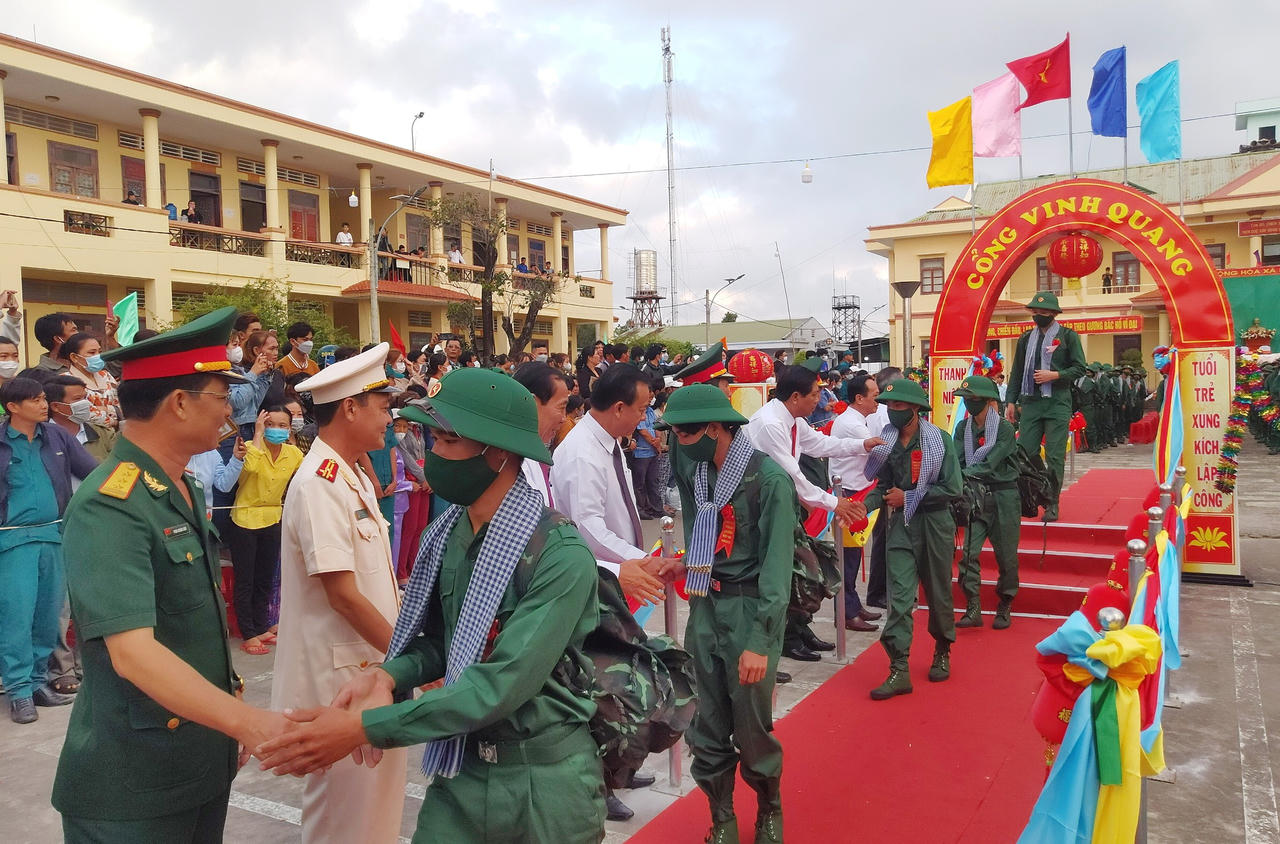 Thanh niên từ miền núi phía Bắc đến vùng biển phía Nam nô nức nhập ngũ