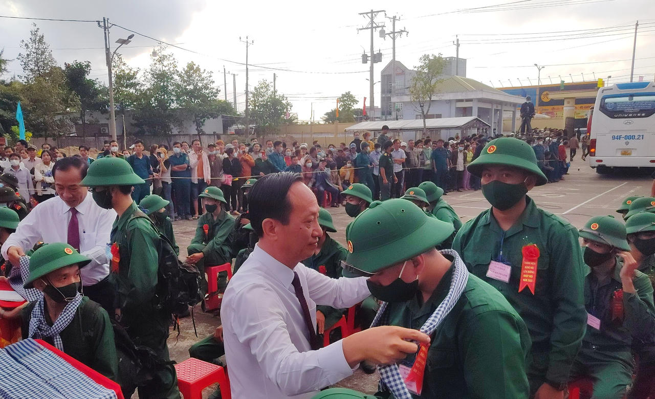 Thanh niên từ miền núi phía Bắc đến vùng biển phía Nam nô nức nhập ngũ