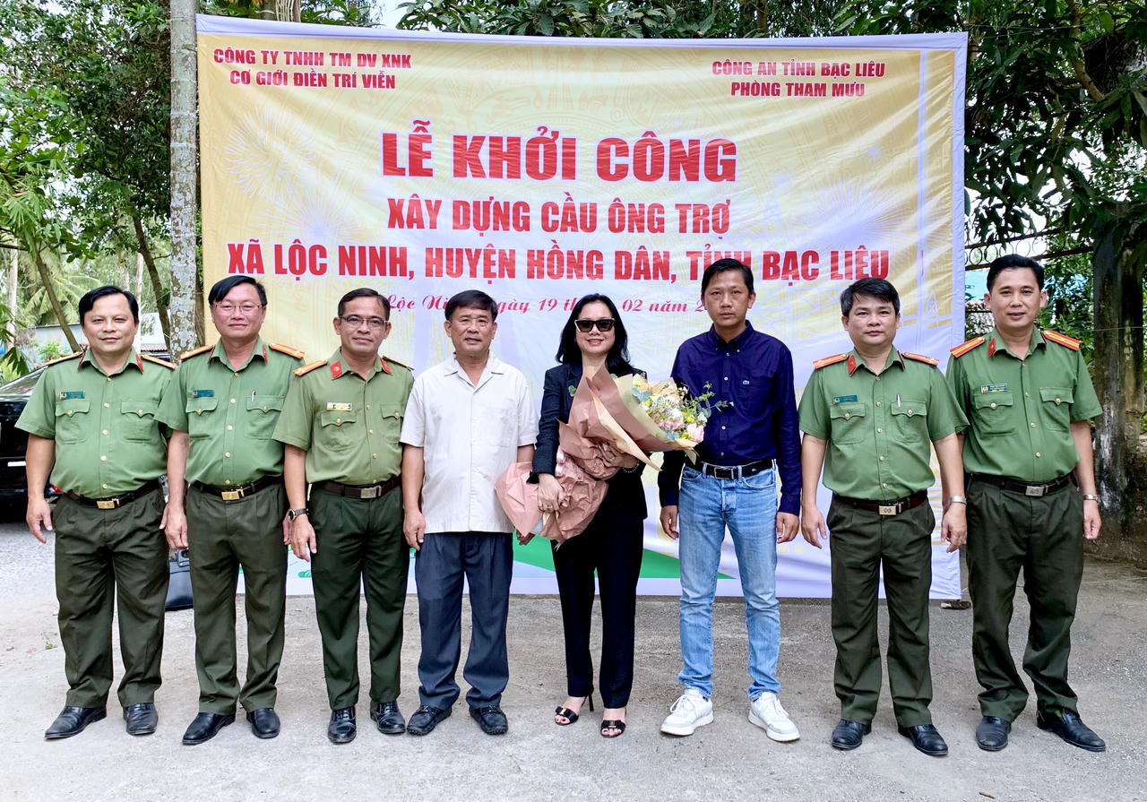 Công an hỗ trợ xây dựng cầu trong vùng đồng bào Khmer