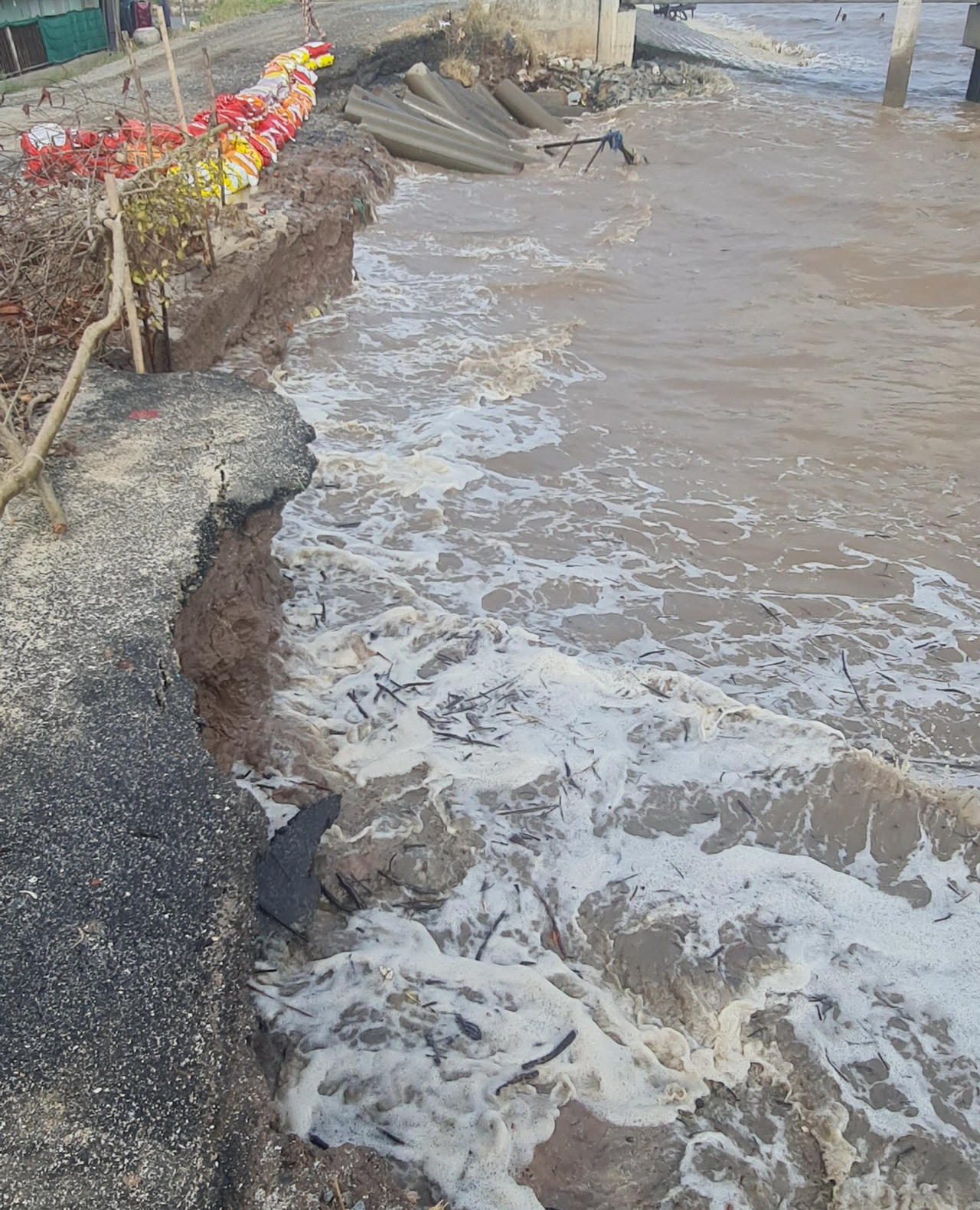 Chủ tịch tỉnh Bạc Liêu chỉ đạo “khẩn” vụ sạt lở nghiêm trọng tại tuyến đê biển Đông