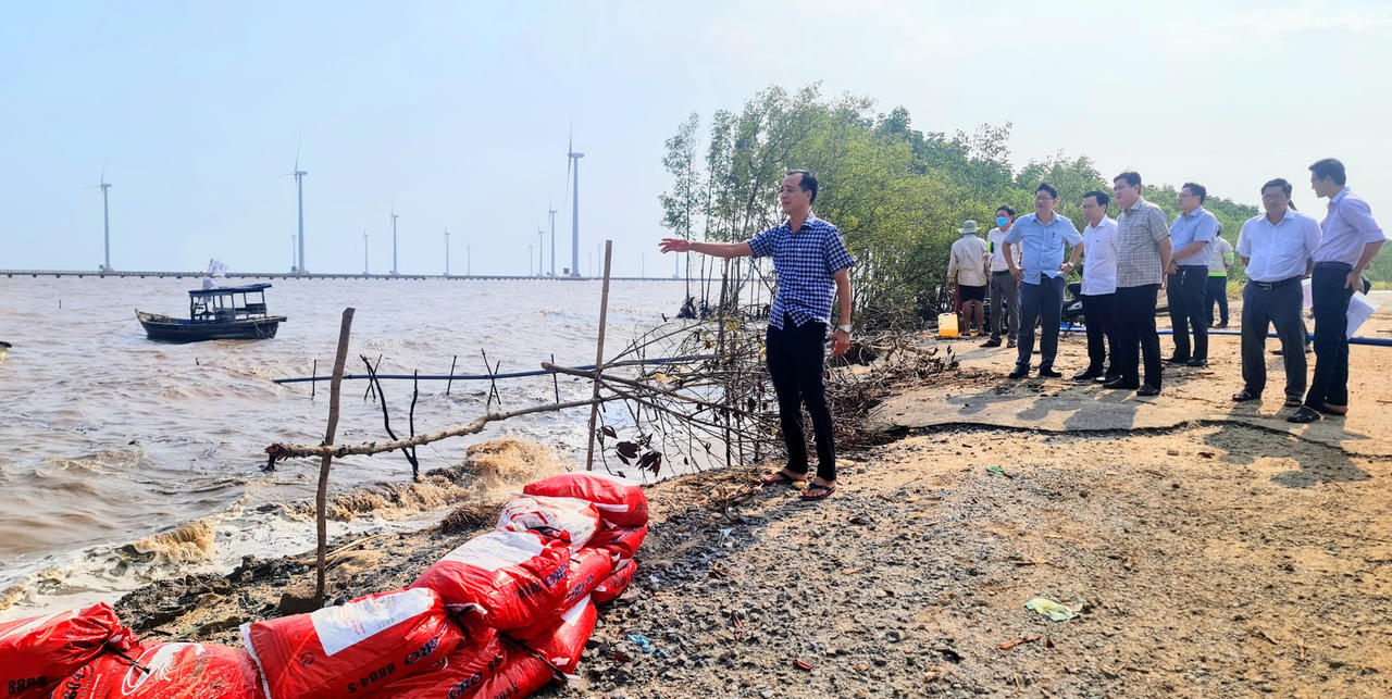 Chủ tịch tỉnh Bạc Liêu chỉ đạo “khẩn” vụ sạt lở nghiêm trọng tại tuyến đê biển Đông