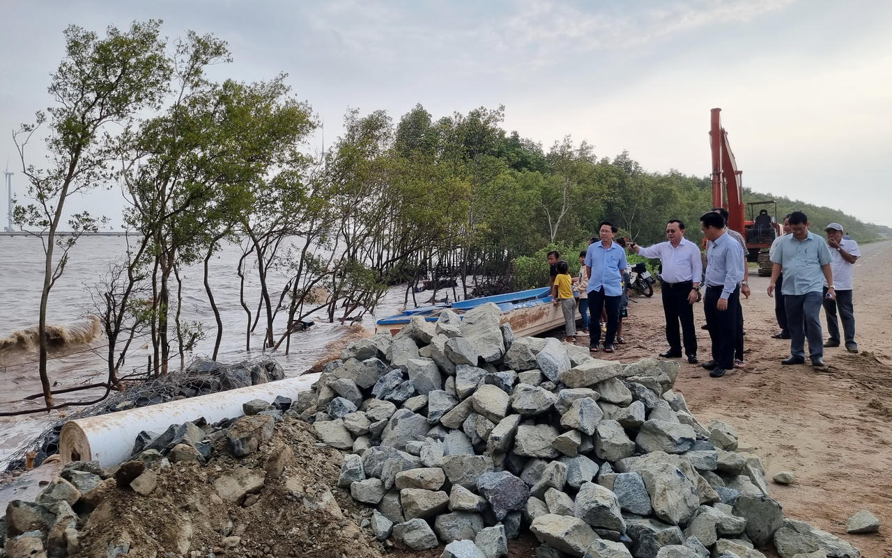 Chủ tịch tỉnh Bạc Liêu chỉ đạo “khẩn” vụ sạt lở nghiêm trọng tại tuyến đê biển Đông