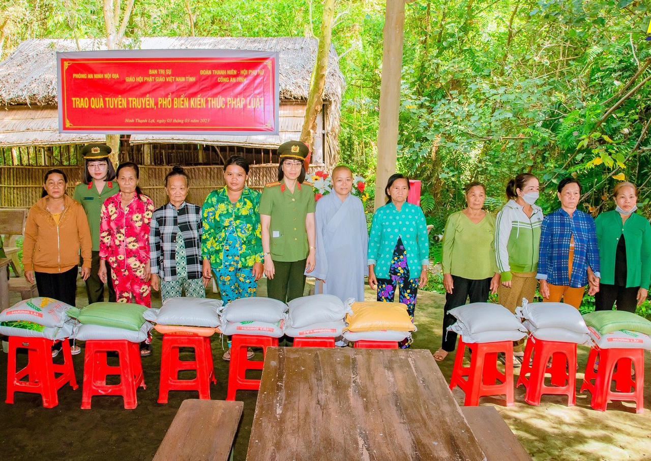 Tặng 100 phần quà cho bà con vùng căn cứ cách mạng ở Bạc Liêu