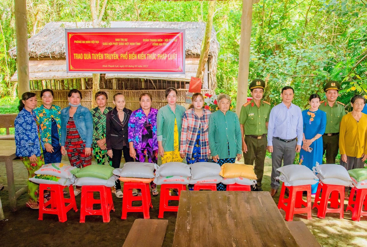 Tặng 100 phần quà cho bà con vùng căn cứ cách mạng ở Bạc Liêu