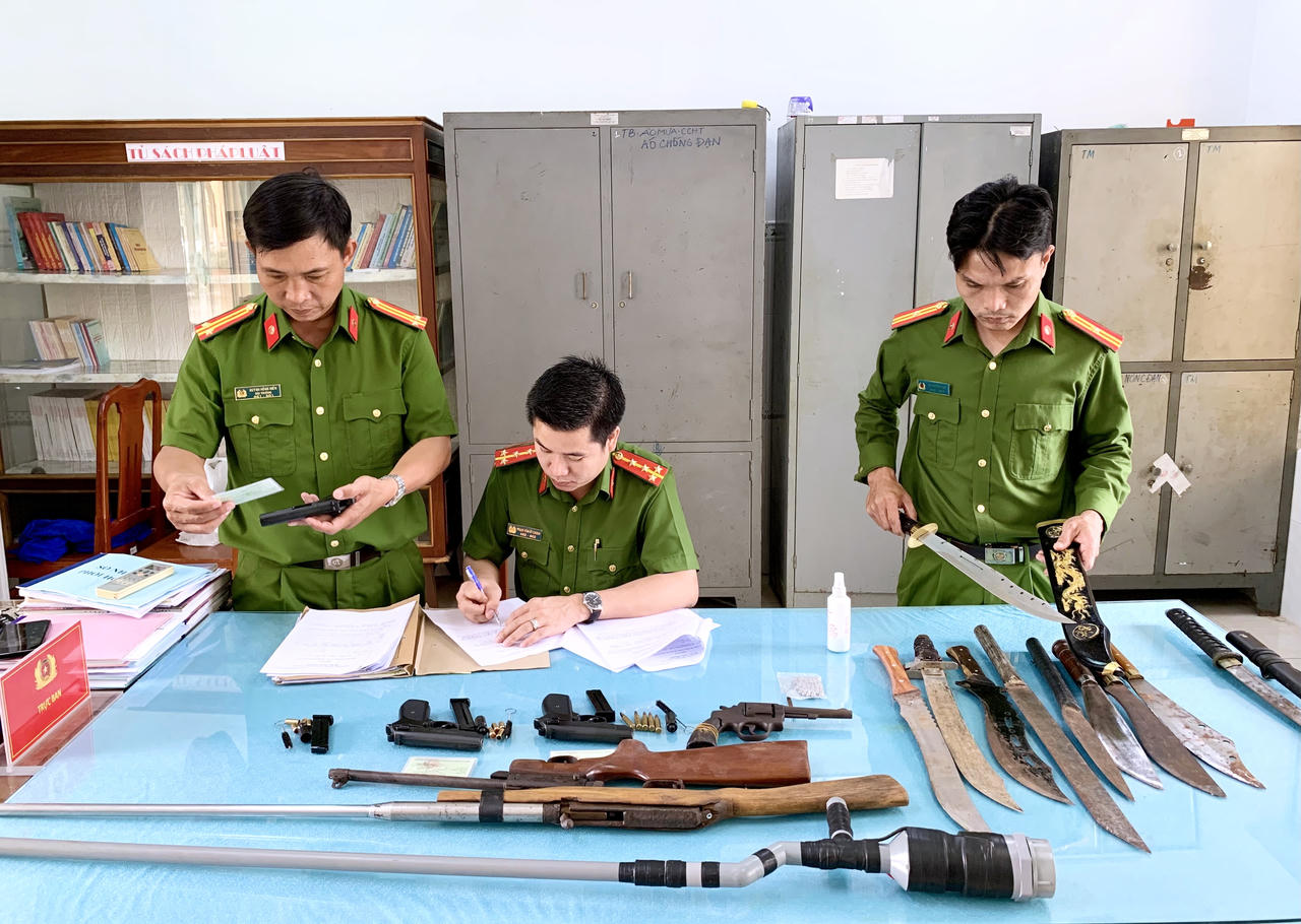 Bạc Liêu: Vận động Nhân dân giao nộp gần 50 vũ khí, công cụ hỗ trợ