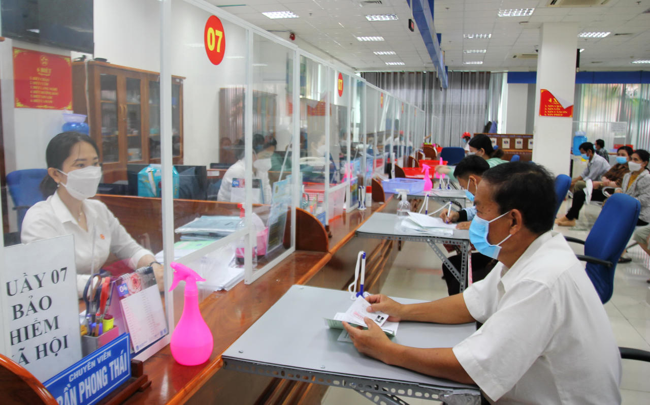 Đi từng ngõ, gõ từng nhà, đưa công nghệ số đến với người dân Cà Mau