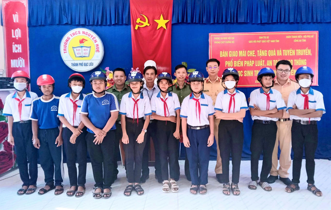 Tặng nhiều phần quà cho học sinh đồng bào Khmer có hoàn cảnh khó khăn ở Bạc Liêu