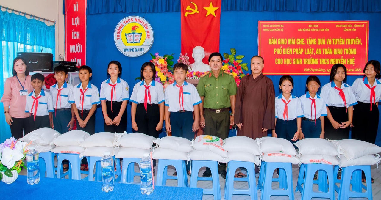 Tặng nhiều phần quà cho học sinh đồng bào Khmer có hoàn cảnh khó khăn ở Bạc Liêu