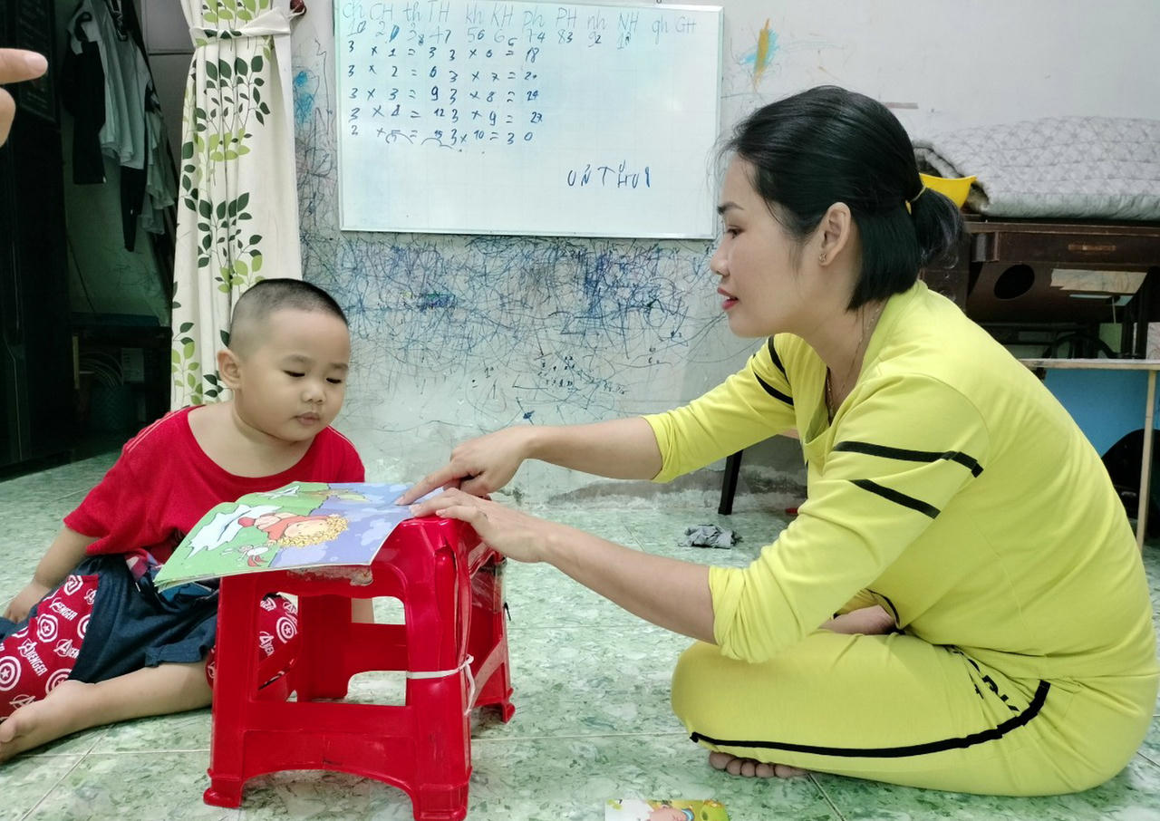 Bất ngờ bé trai 3 tuổi biết tính nhẩm, đọc được cả tiếng Việt và tiếng Anh