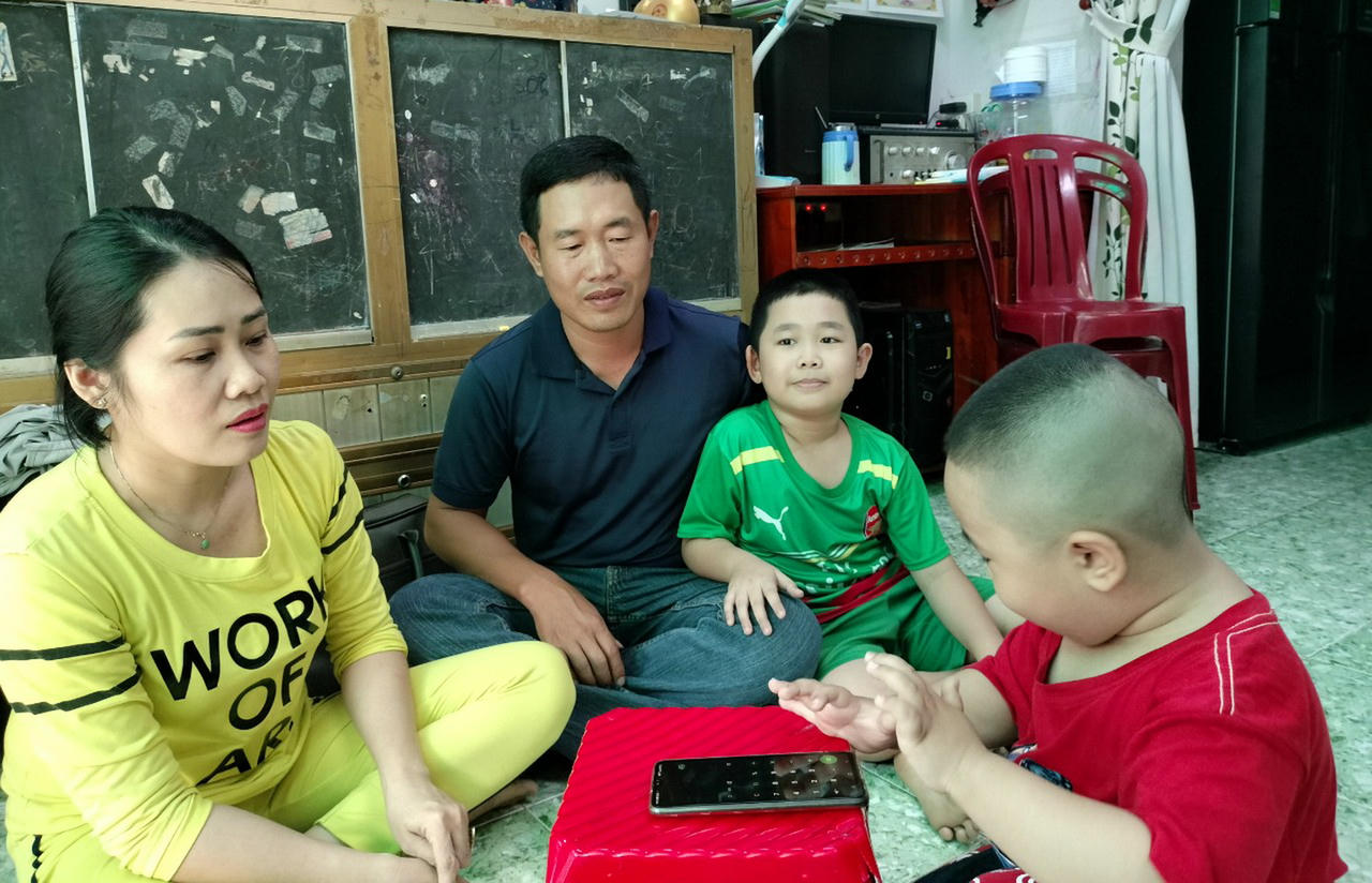 Bất ngờ bé trai 3 tuổi biết tính nhẩm, đọc được cả tiếng Việt và tiếng Anh