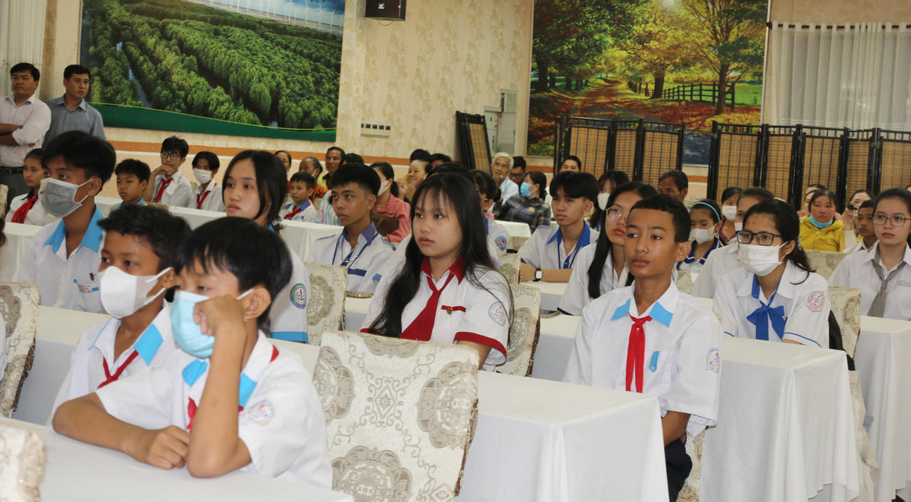 Qũy học bổng Vừ A Dính, CLB 'Vì Hoàng Sa - Trường Sa thân yêu' đồng hành với học sinh Bạc Liêu 