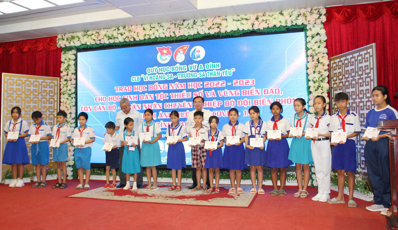 Qũy học bổng Vừ A Dính, CLB 'Vì Hoàng Sa - Trường Sa thân yêu' đồng hành với học sinh Bạc Liêu 