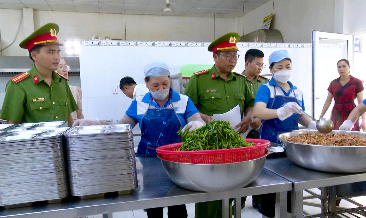 Ra quân thực hiện 'Tháng hành động vì an toàn thực phẩm' tại Bạc Liêu