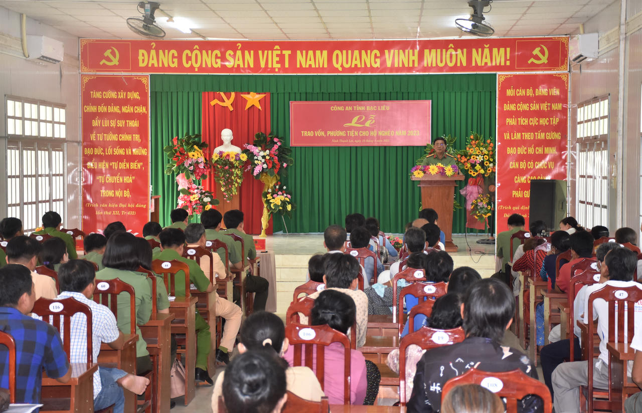 Trao vốn, phương tiện sản xuất cho hộ nghèo vùng căn cứ cách mạng ở Bạc Liêu