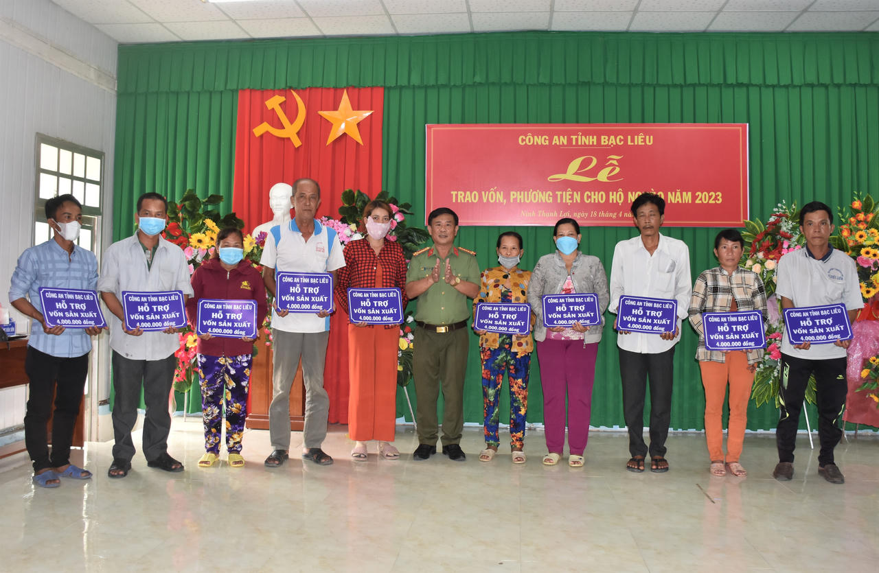 Trao vốn, phương tiện sản xuất cho hộ nghèo vùng căn cứ cách mạng ở Bạc Liêu