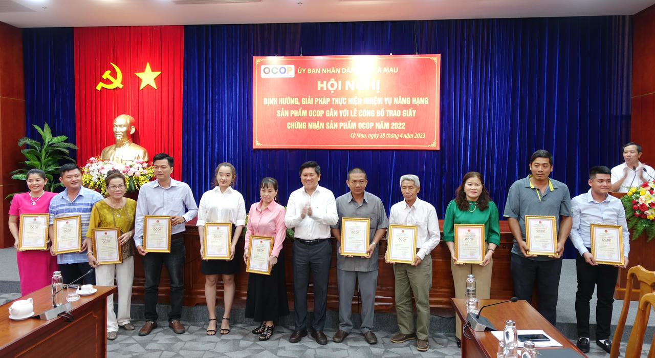 54 sản phẩm được Cà Mau trao giấy chứng nhận OCOP năm 2022