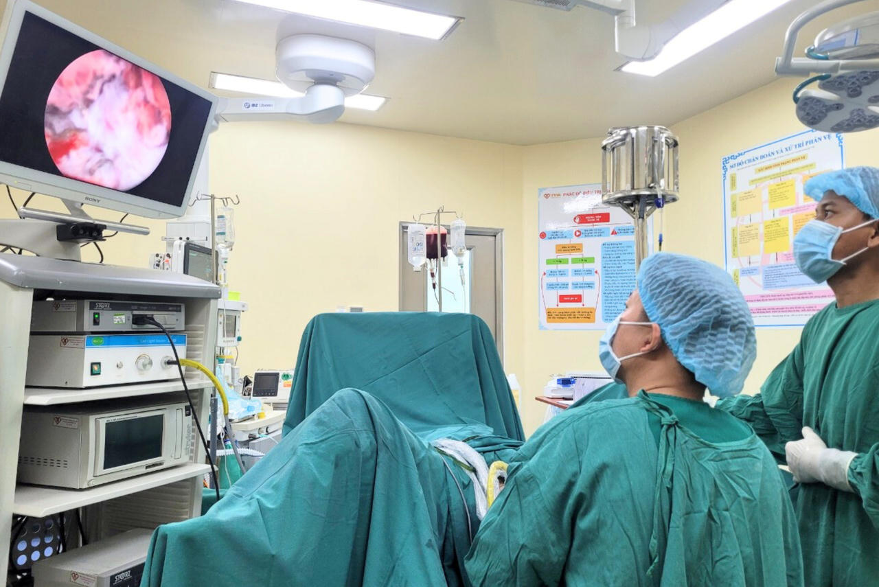 Khối bướu lớn trong bàng quang khiến nam bệnh nhân tiểu ra máu nhiều ngày