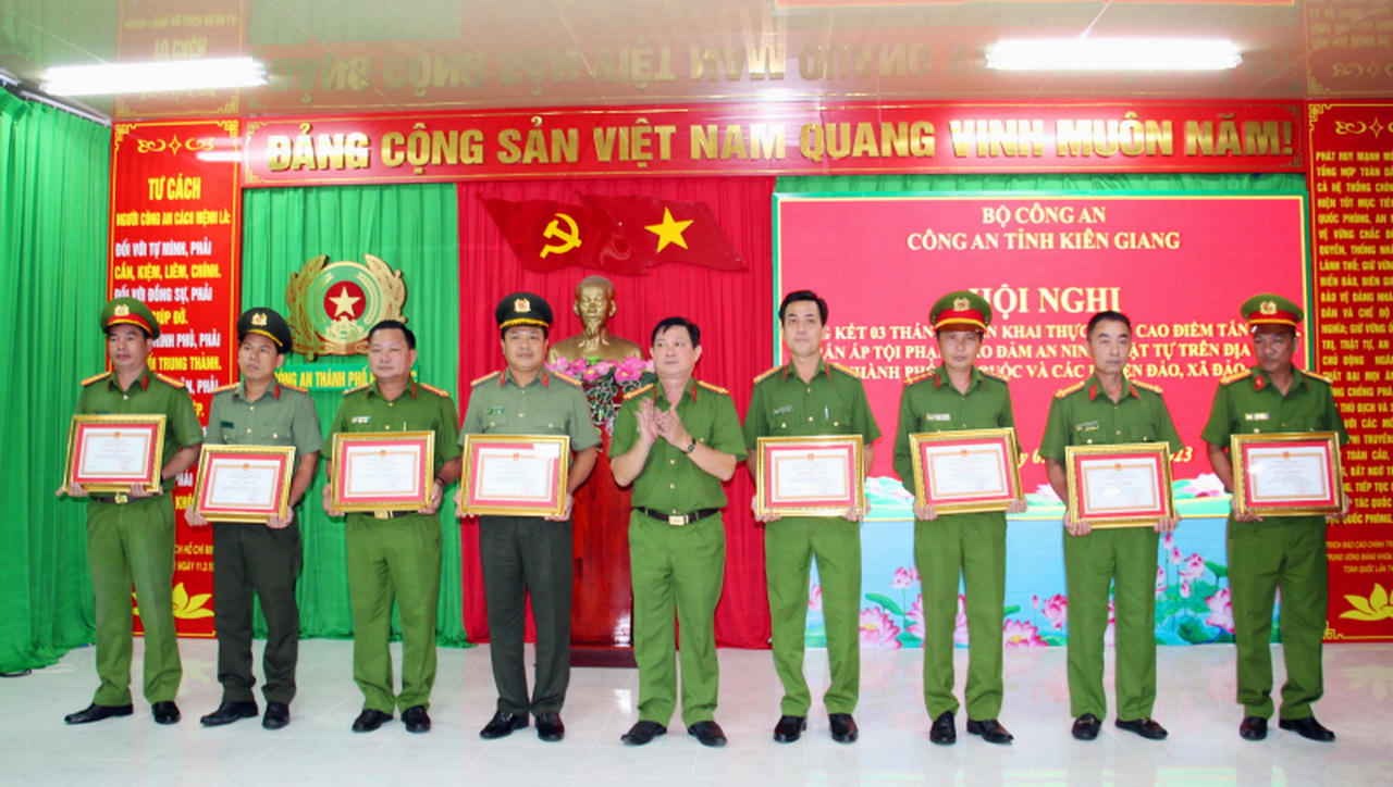 Công an Kiên Giang vượt biển trấn áp tội phạm 