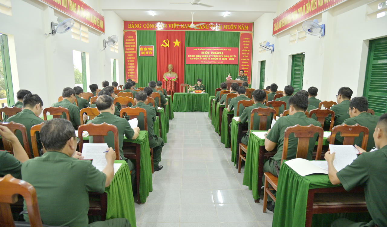 Đồn Biên phòng cửa khẩu Quốc tế Hà Tiên được khen thưởng nhiều thành tích