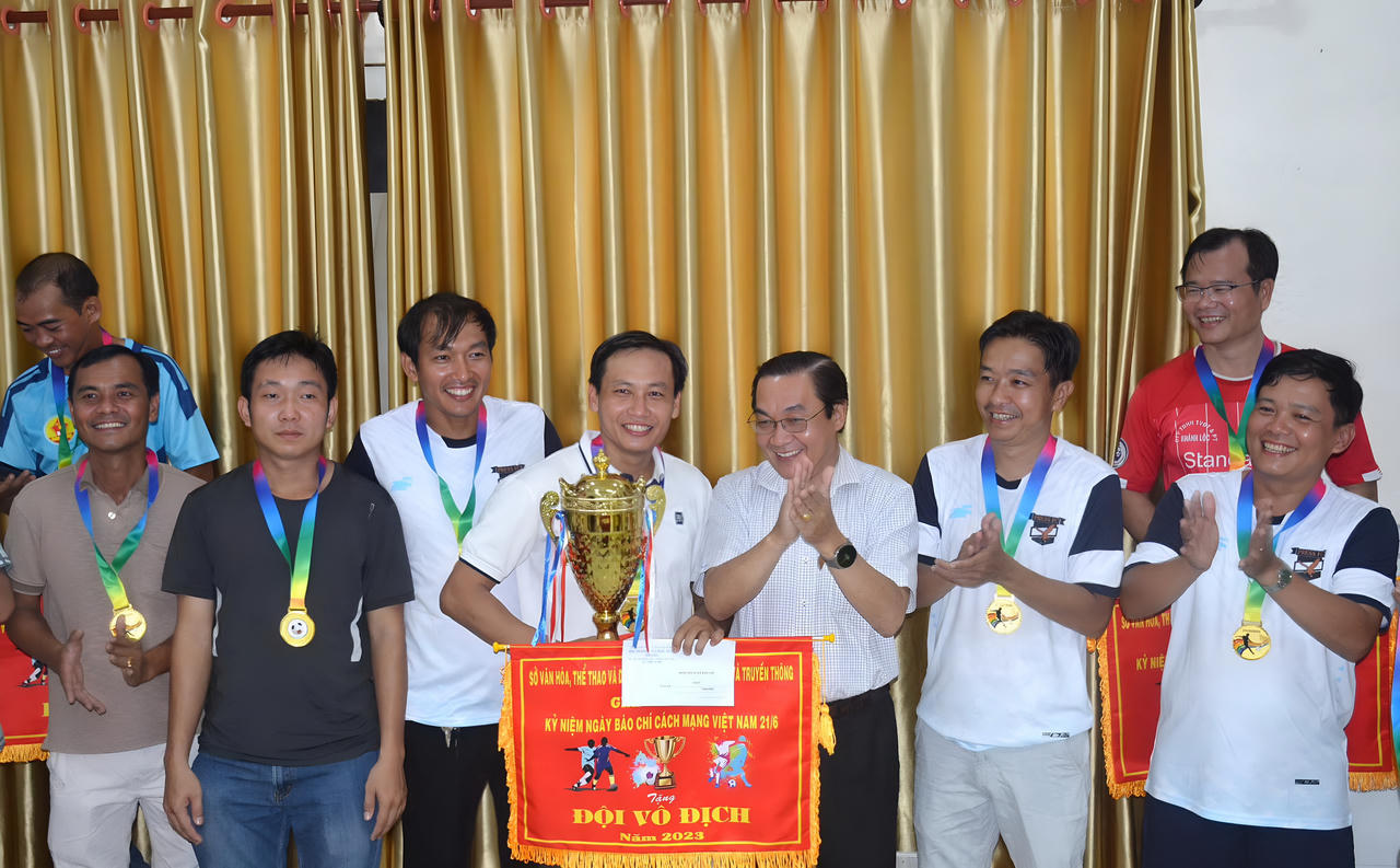 Cà Mau - Bạc Liêu tổ chức giao lưu bóng đá chào mừng kỷ niệm ngày Báo chí cách mạng Việt Nam 