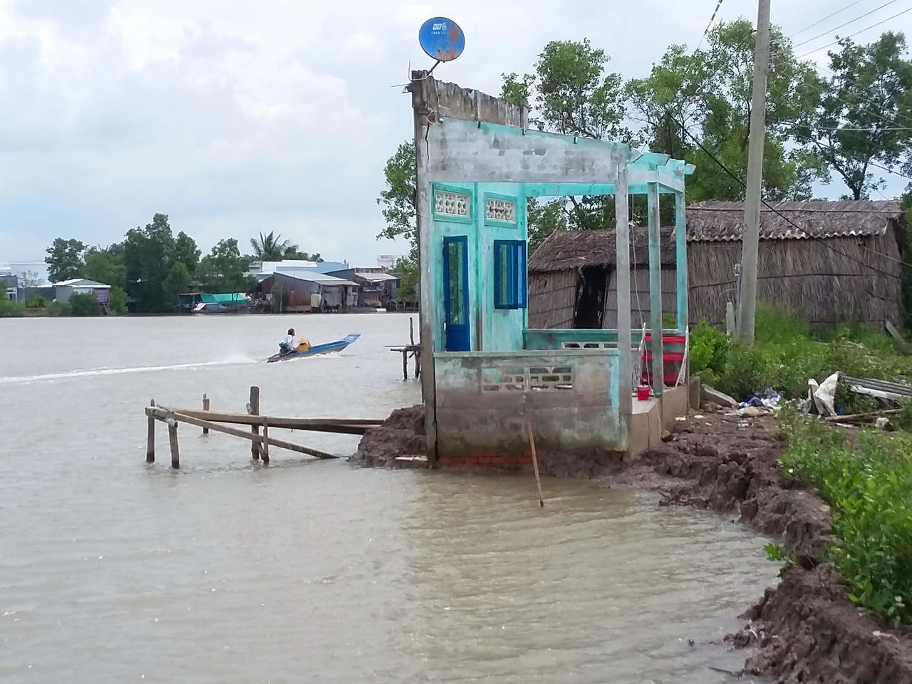 Sạt lở, sụt lún đất diễn biến phức tạp tại huyện Đầm Dơi (Cà Mau)