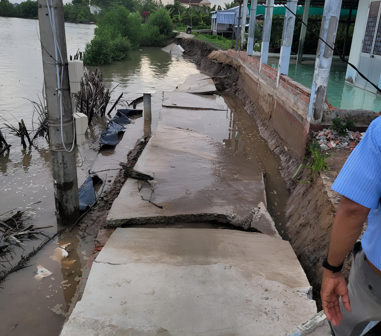 Sạt lở, sụt lún đất diễn biến phức tạp tại huyện Đầm Dơi (Cà Mau)