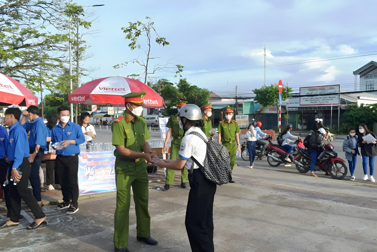 'Tiếp sức' cho thí sinh Hà Giang - Cà Mau thi tốt nghiệp THPT