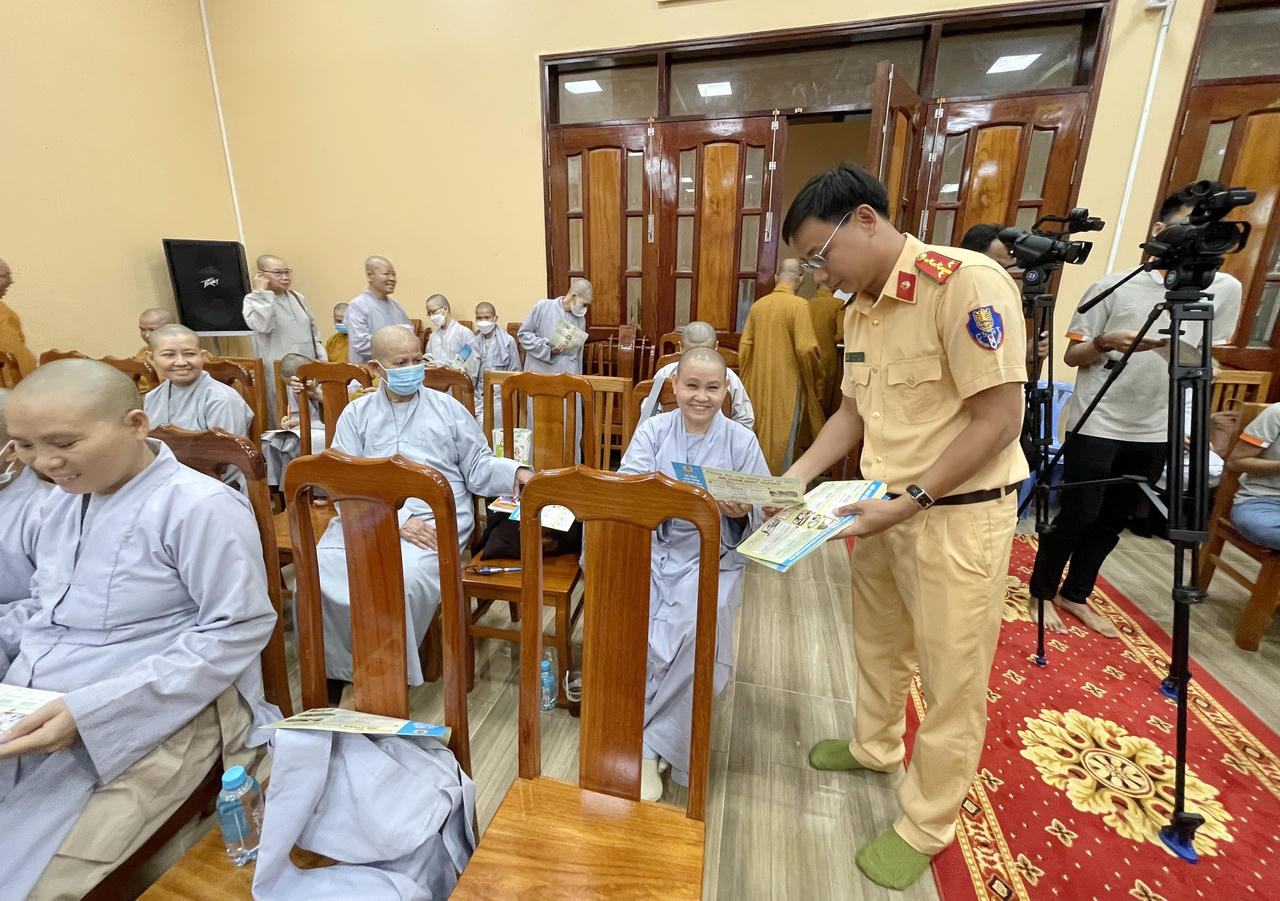 Phổ biến Luật giao thông đường bộ cho hơn 200 tăng, ni ở Bạc Liêu