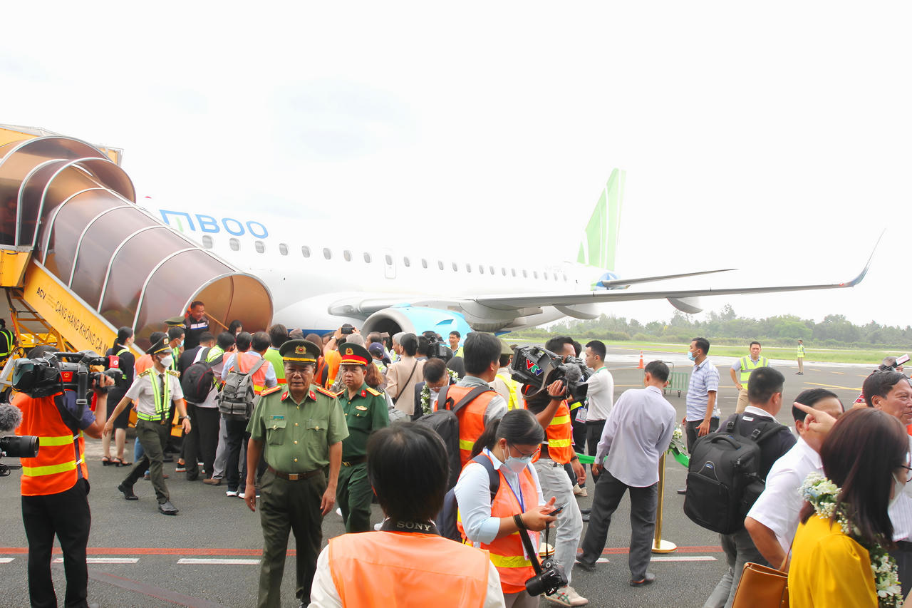 Cà Mau kiến nghị hỗ trợ duy trì đường bay Cà Mau - Hà Nội