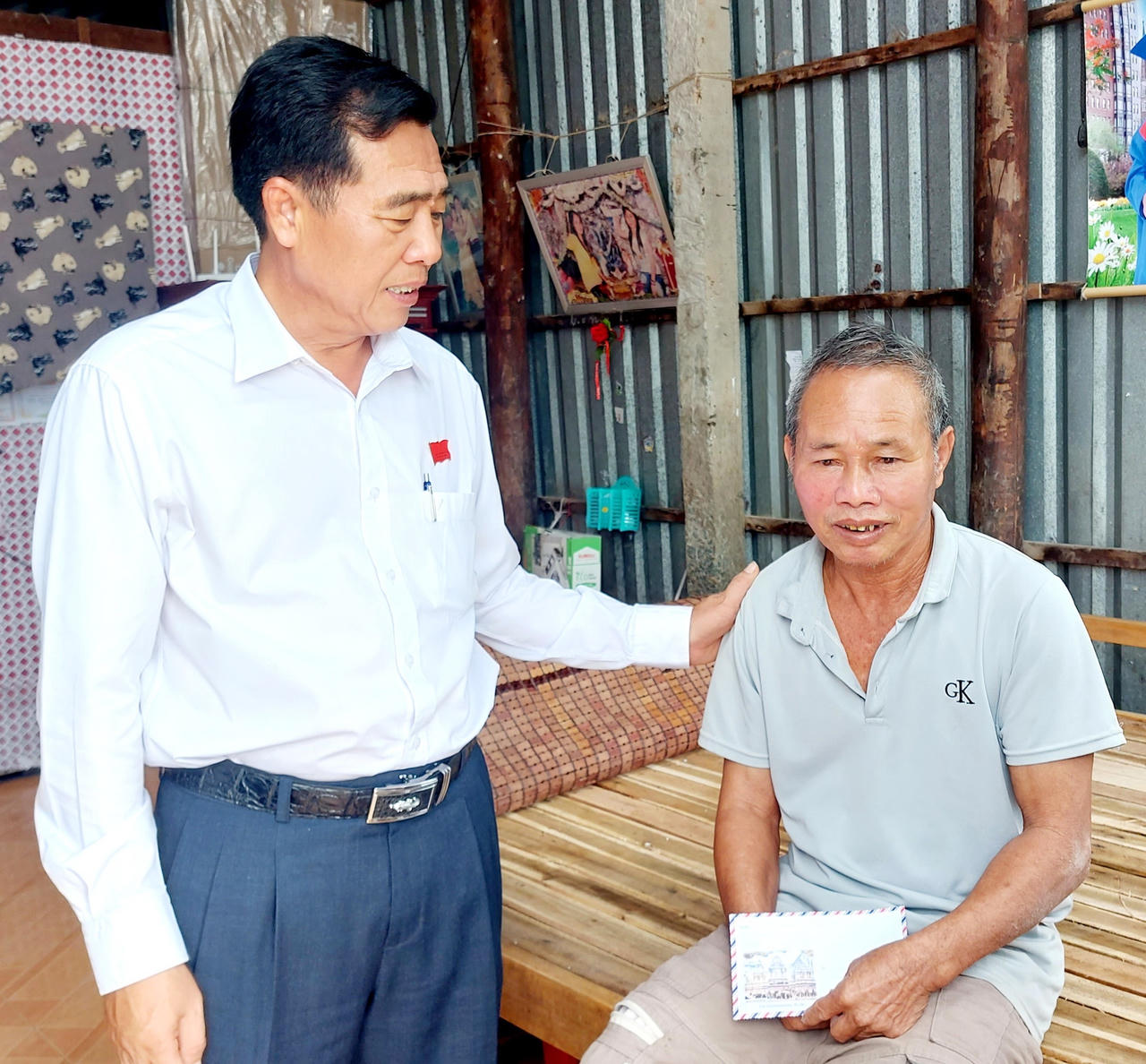 Hỗ trợ tiền cho các gia đình có nhà hư hỏng do bão ở Hòa Bình (Bạc Liêu)