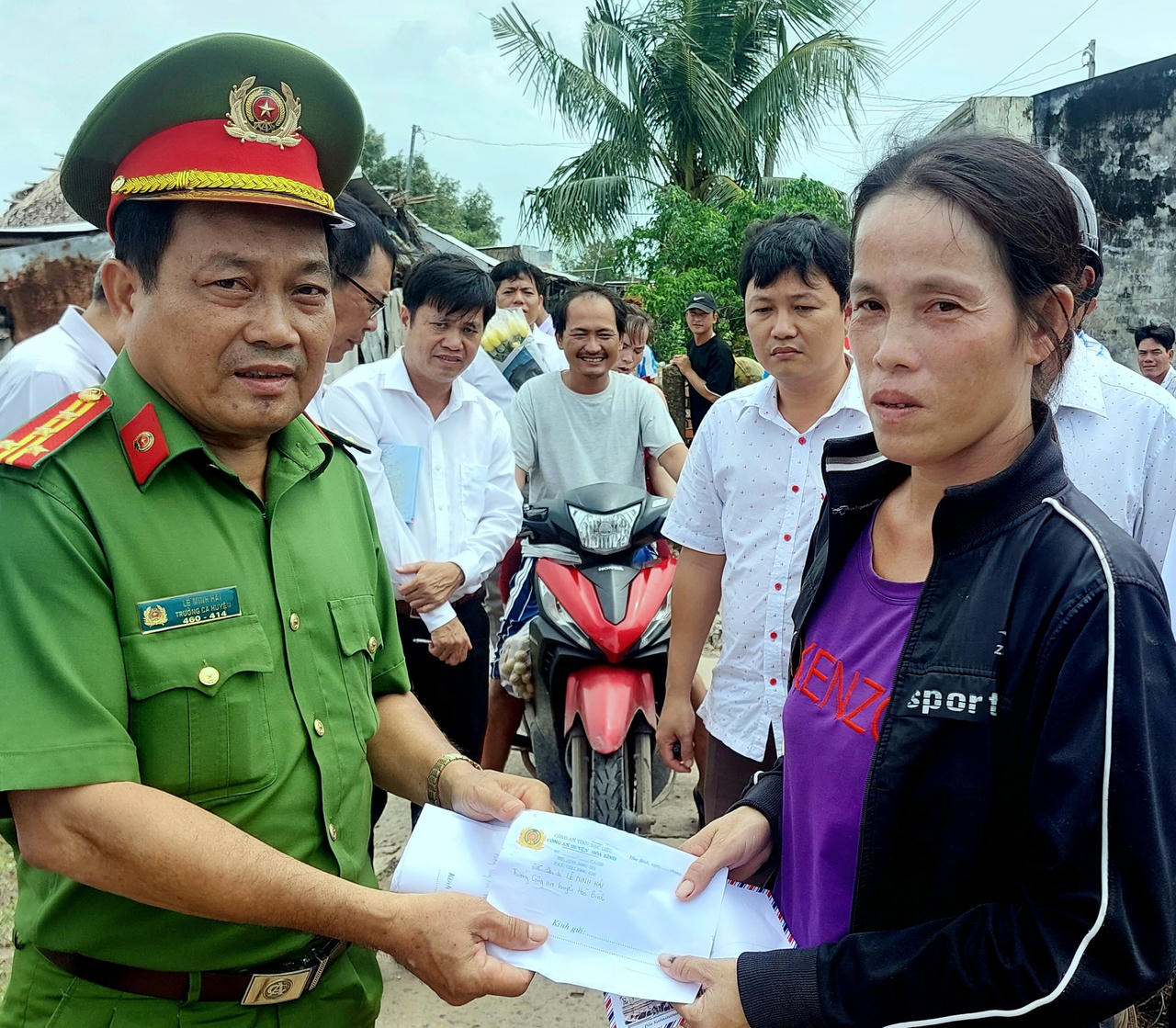 Hỗ trợ tiền cho các gia đình có nhà hư hỏng do bão ở Hòa Bình (Bạc Liêu)