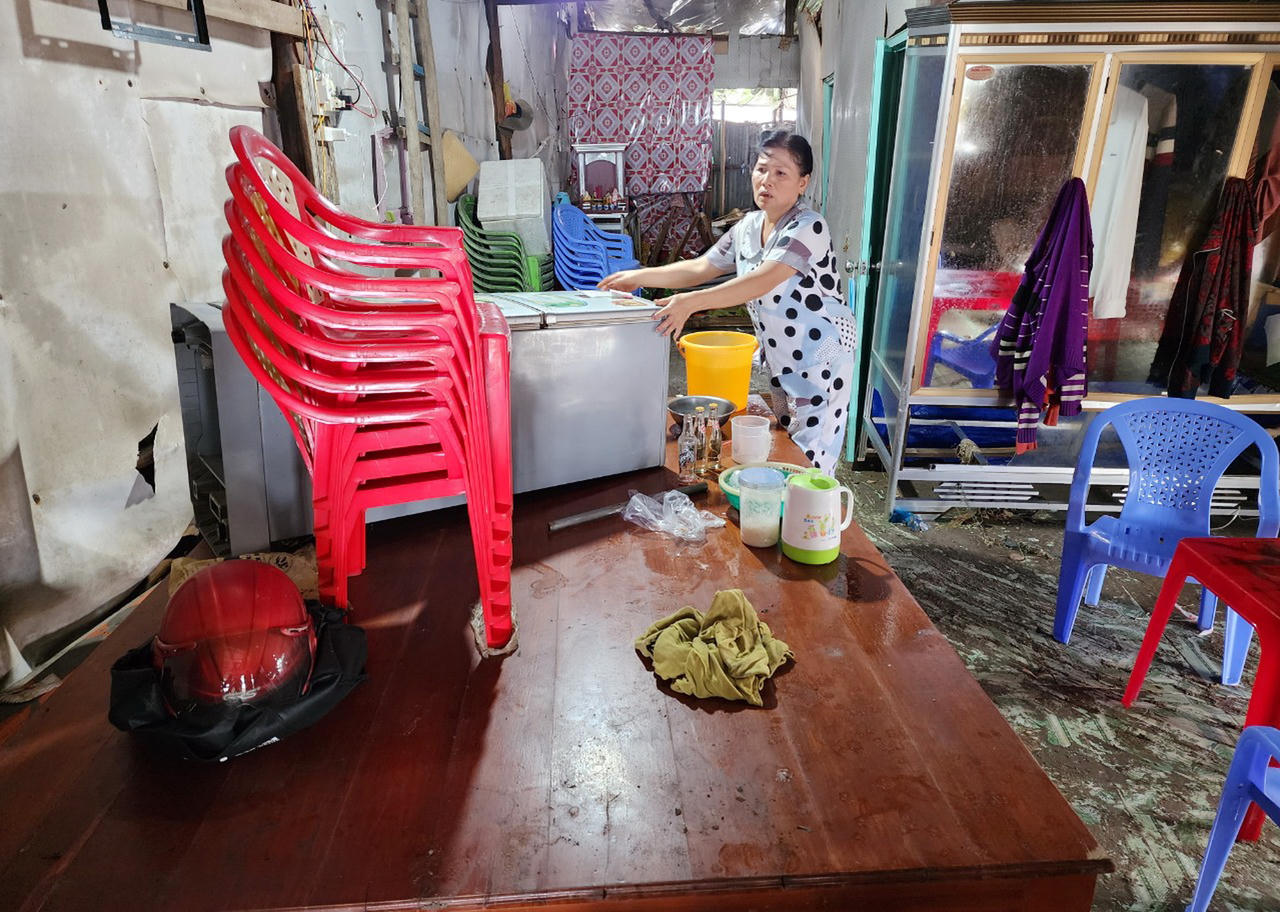 Mưa giông do bão số 1 kéo sập nhiều nhà, làm chìm 2 tàu cá ở Cà Mau