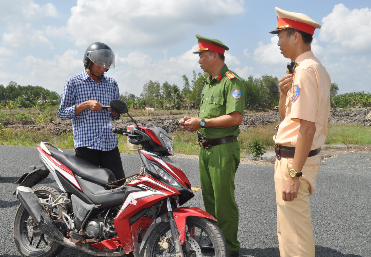 Thượng tôn pháp luật để xây dựng văn hóa giao thông trên Đất Mũi
