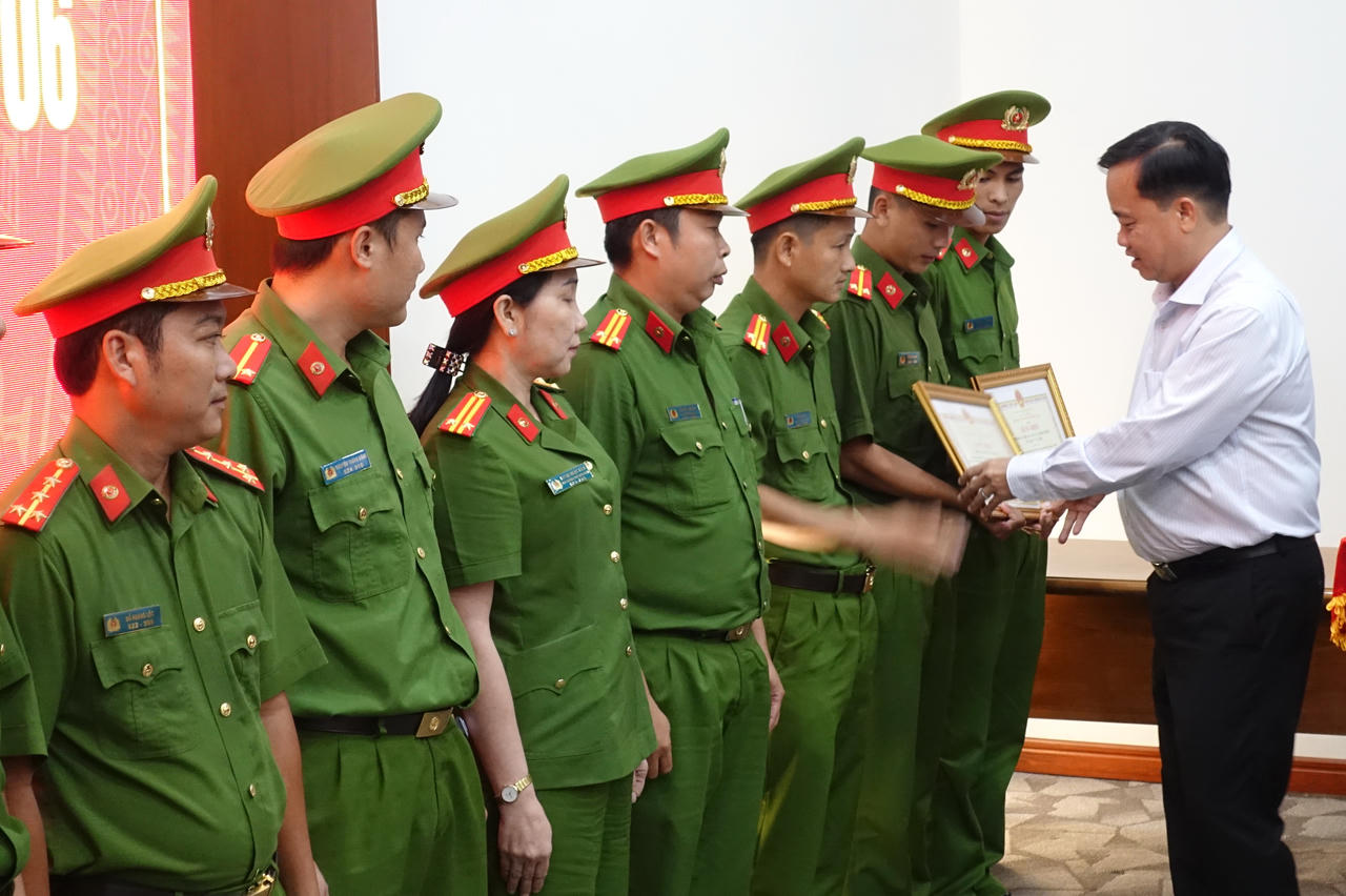 Cà Mau được Bộ trưởng Bộ Công an biểu dương 'về đích' cấp CCCD 