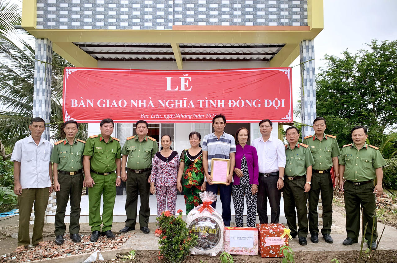 Công an Bạc Liêu trao tặng 16 căn nhà cho thân nhân liệt sỹ CAND