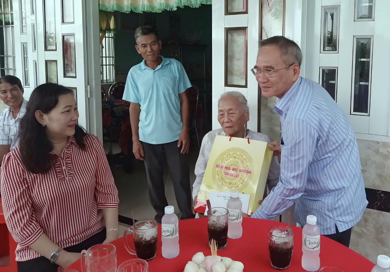 Thăm, tặng quà Bà mẹ Việt Nam Anh hùng ở Bạc Liêu