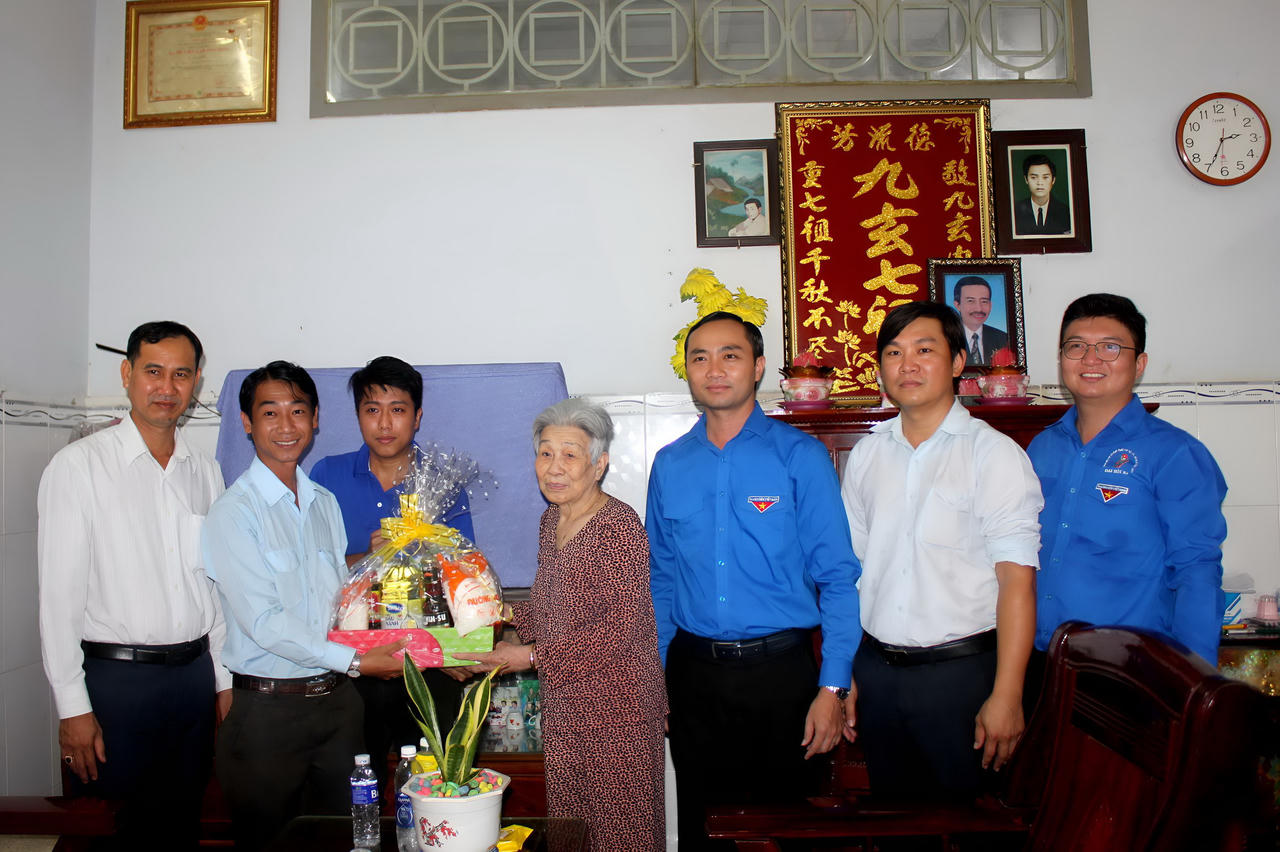 Thăm, tặng quà Bà mẹ Việt Nam Anh hùng ở Bạc Liêu