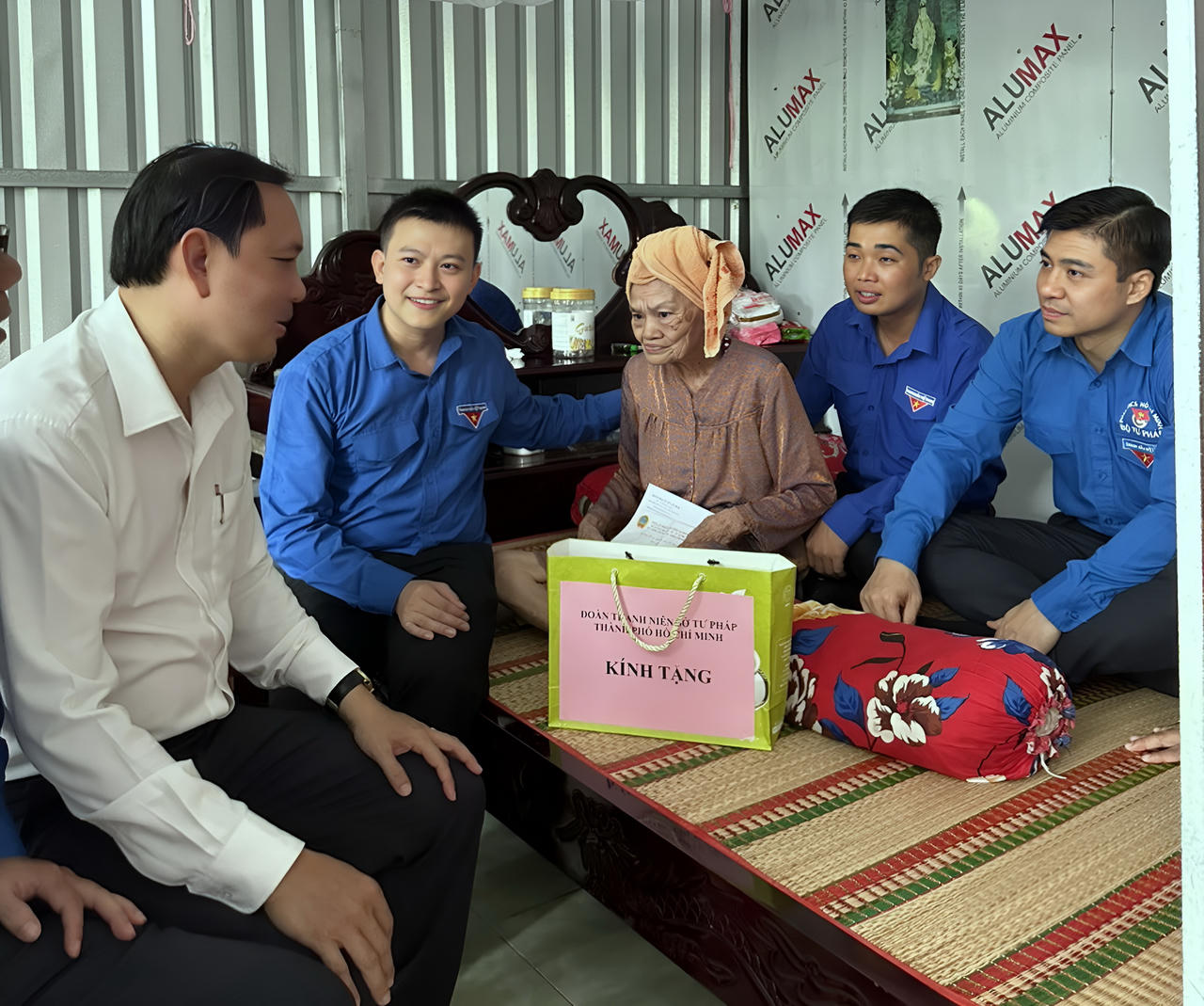 Đoàn Thanh niên Bộ Tư pháp mang pháp luật và an sinh đến với mảnh đất cực Nam của Tổ quốc