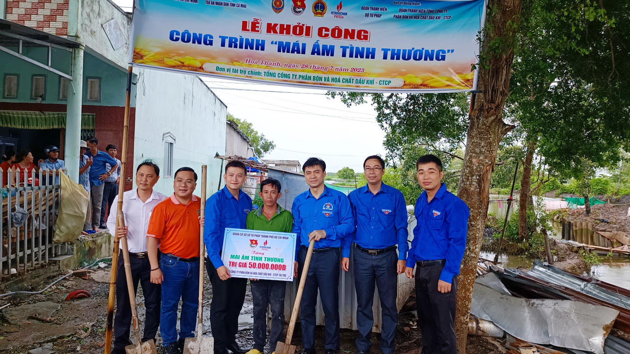 Đoàn Thanh niên Bộ Tư pháp mang pháp luật và an sinh đến với mảnh đất cực Nam của Tổ quốc